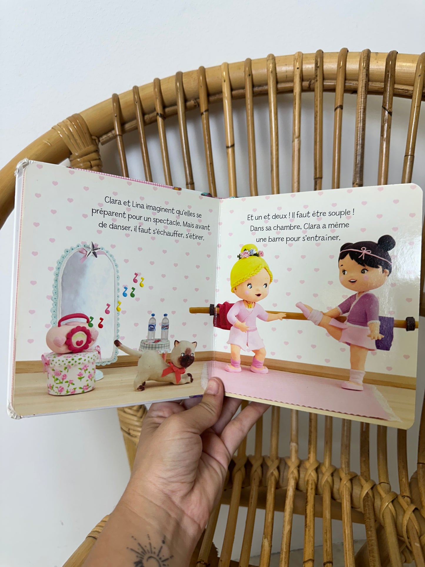 Livre clara joue a la danseuse