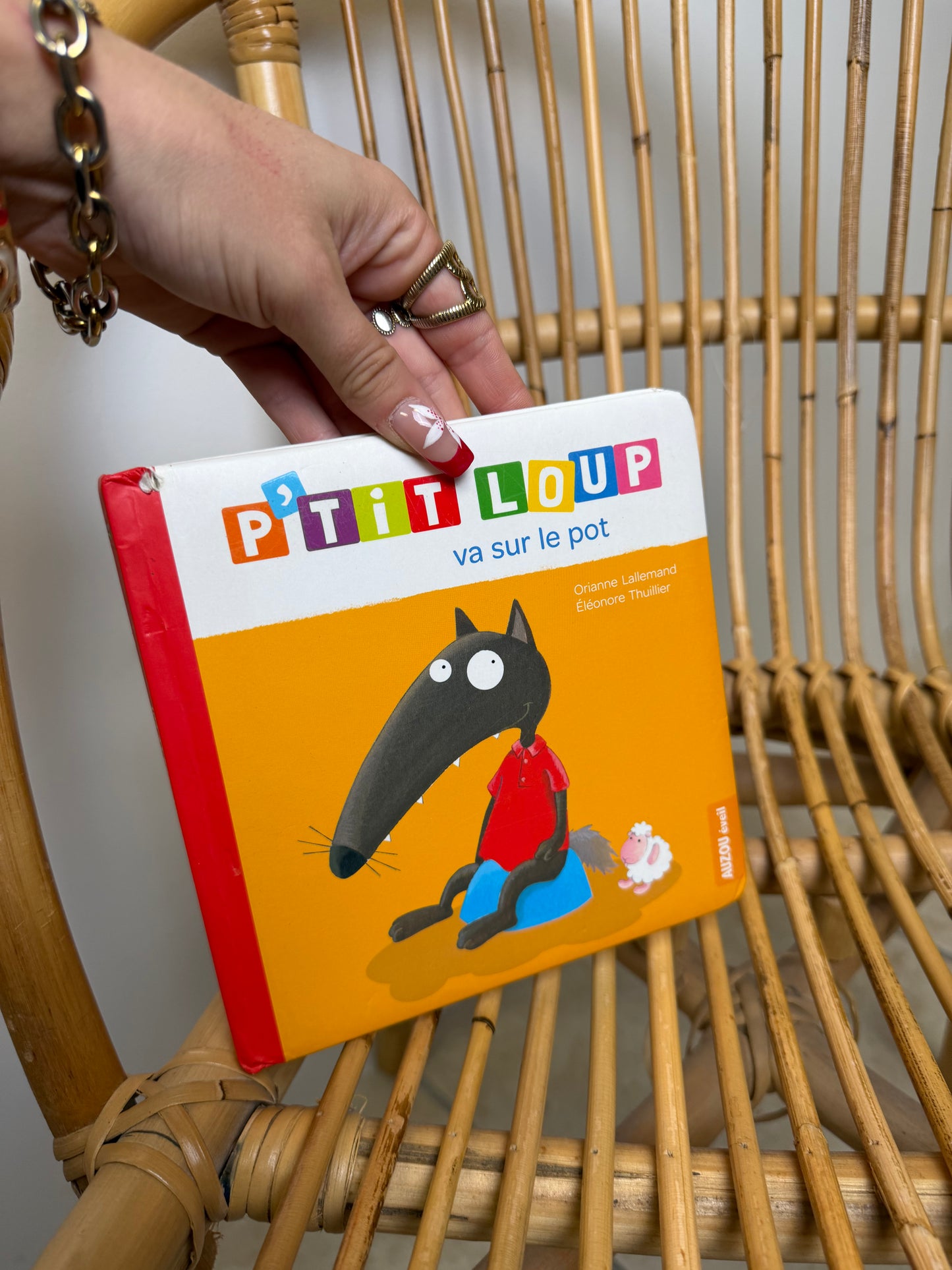 LIVRE PETIT LOUP SUR LE POT